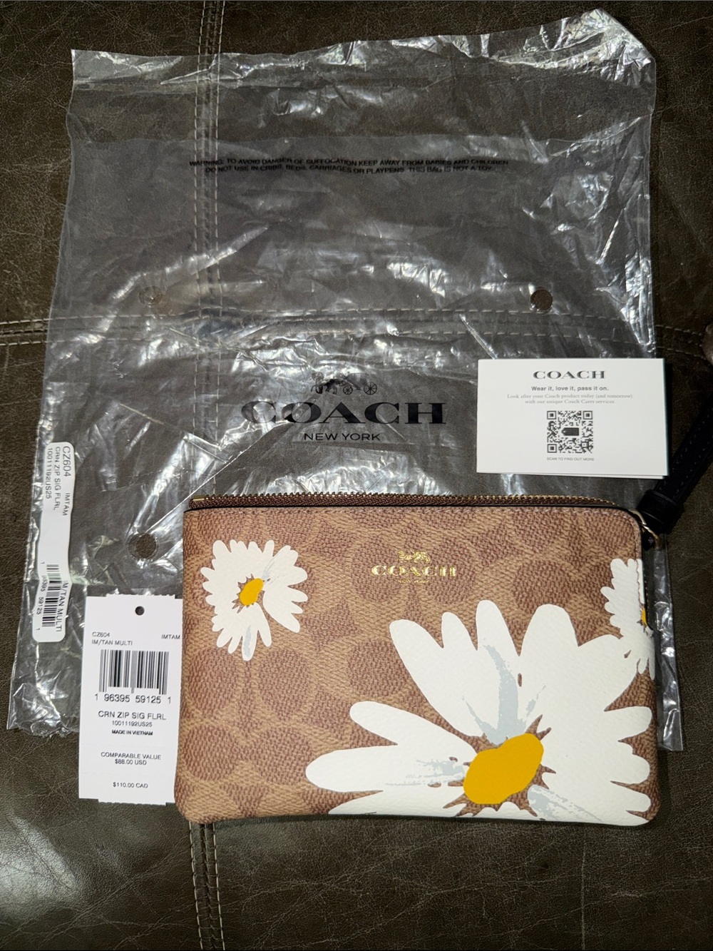 BNWT Coach Brown Signature Daisy Zip Card Case Wristlet